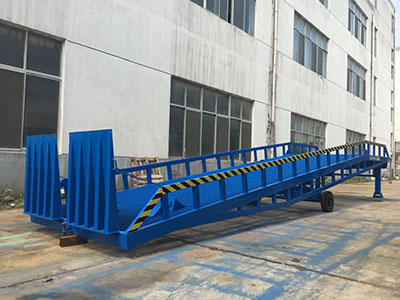 移動(dòng)式液壓登車(chē)橋
